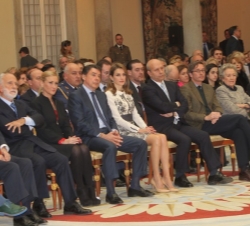 Doña Letizia en el Patio de los Borbones del Palacio Real de El Pardo durante el acto de entrega de las Medallas de Oro al Mérito en las Bellas Artes
